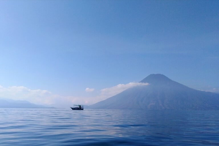 Lago Atitlán y volcán bajo un cielo despejado en Sololá, Guatemala