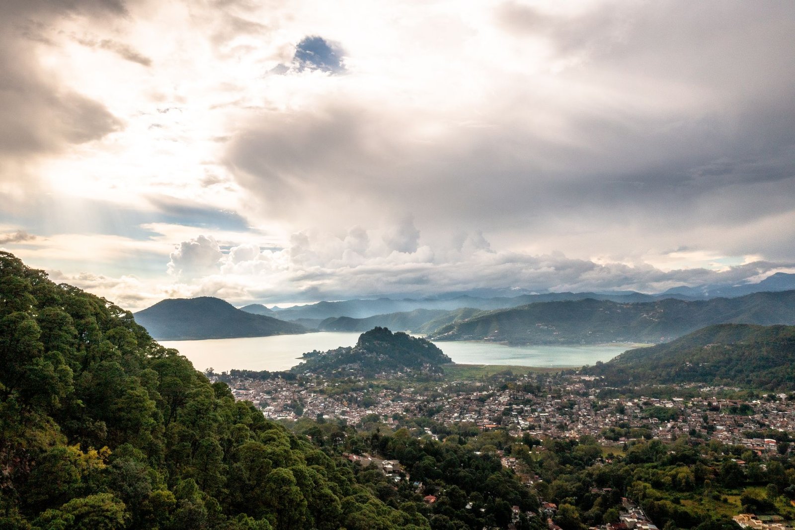 Valle de Bravo y su lago rodeados de montañas boscosas, vistos desde un mirador
