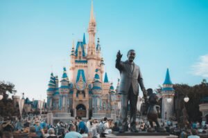 Castillo de Cenicienta y estatua de Walt Disney con Mickey Mouse en el Magic Kingdom, Walt Disney World, Florida