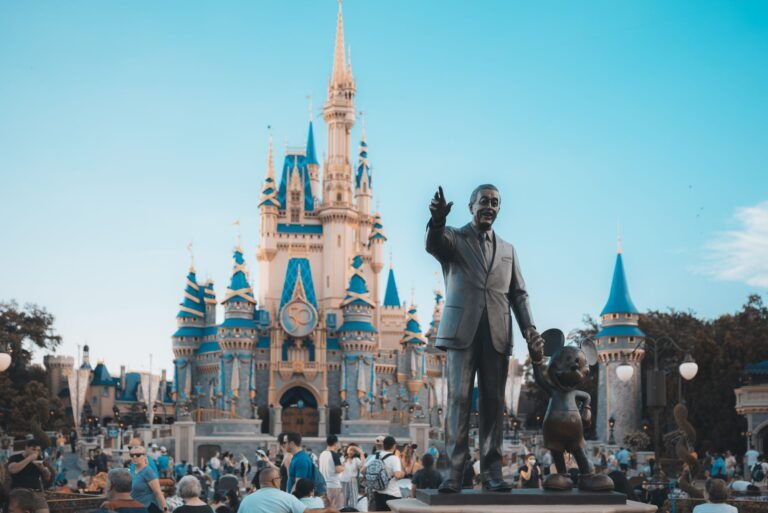 Castillo de Cenicienta y estatua de Walt Disney con Mickey Mouse en el Magic Kingdom, Walt Disney World, Florida