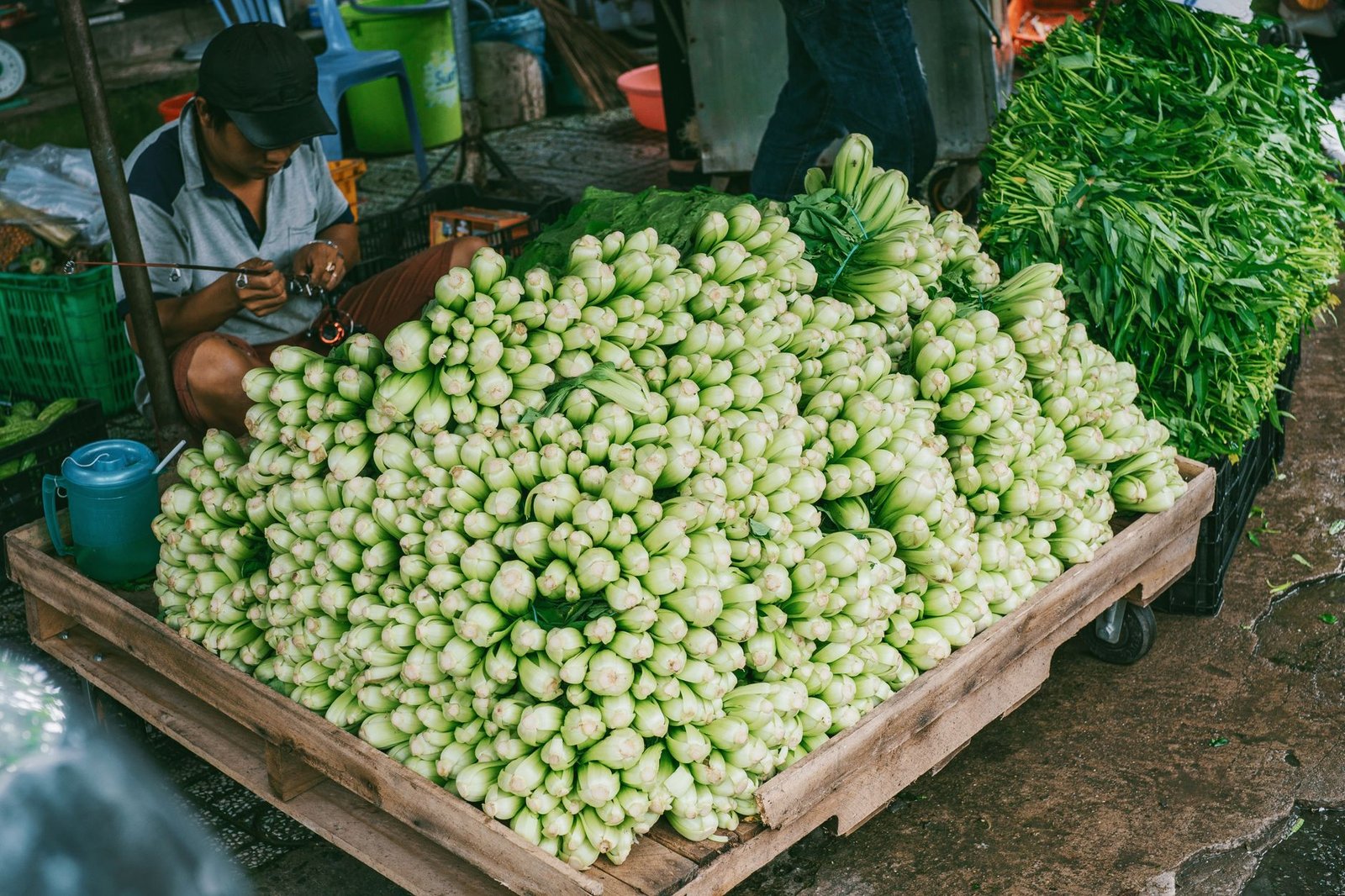 Puesto de un mercado al aire libre con verduras frescas de productores locales