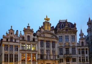 Fachadas ornamentadas de la Grand-Place de Bruselas al anochecer