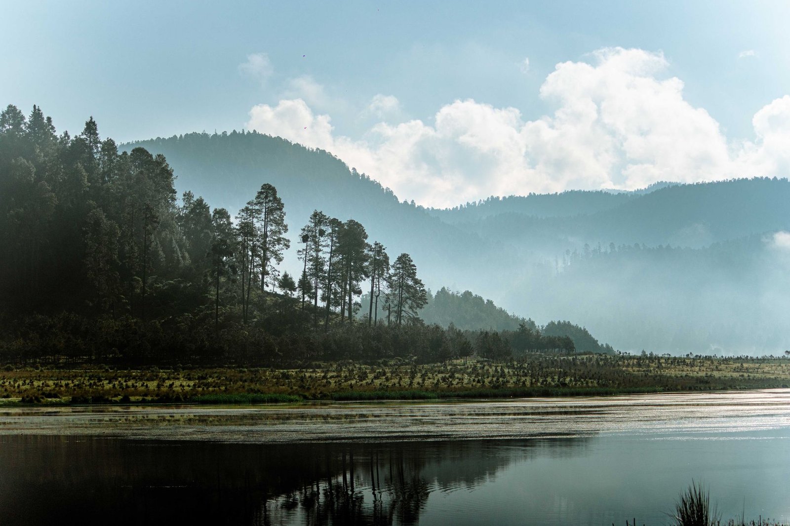 Lago de Valle de Bravo rodeado de montañas y pinos, en el Estado de México