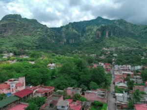 Vista aérea de Tepoztlán con los cerros verdes sobre el pueblo, en Morelos