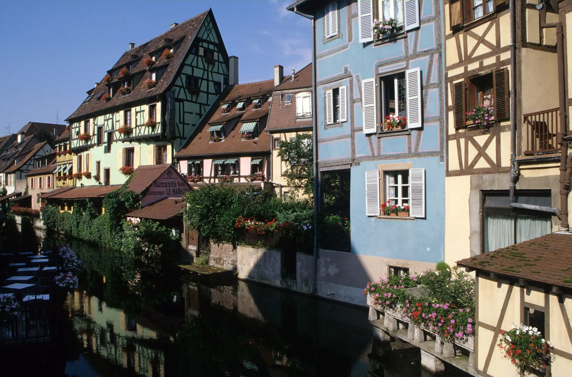 Casas junto al canal en la Petite Venise de Colmar, Alsacia