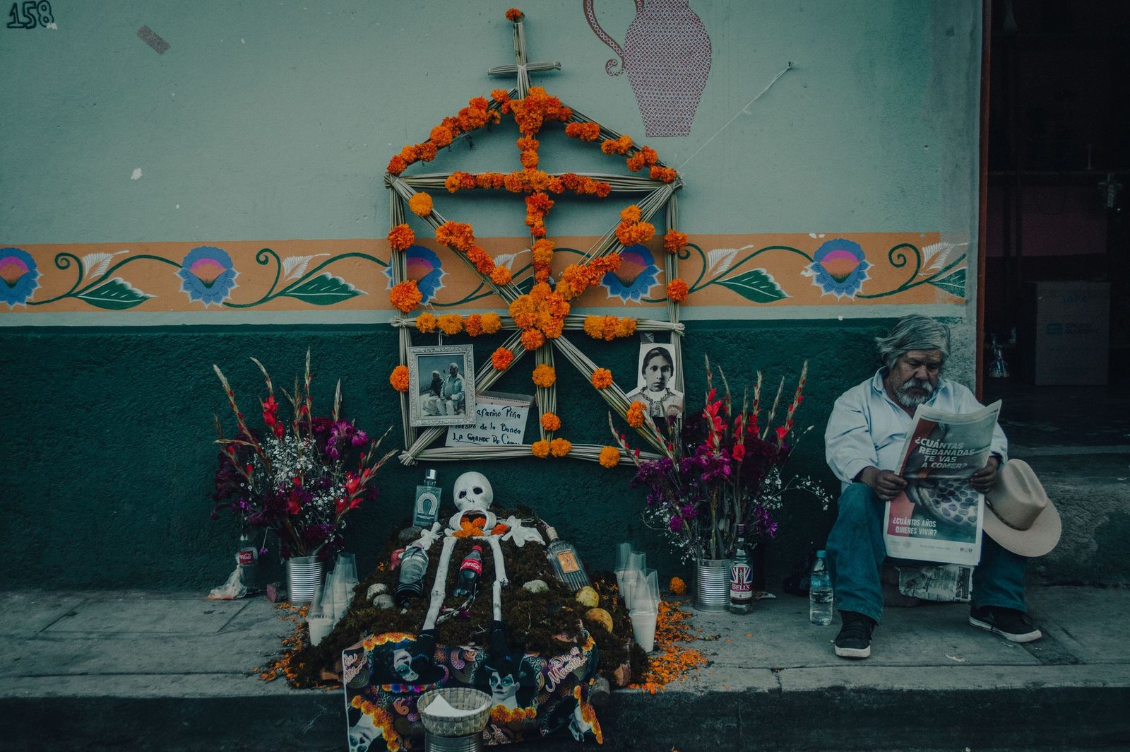 Altar tradicional de Día de Muertos con flores de cempasúchil, en Capula, Michoacán