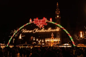 Ambiente del Christkindlmarkt de Viena con luces de invierno