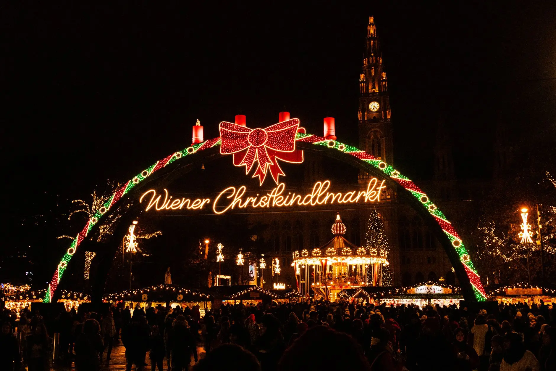 Ambiente del Christkindlmarkt de Viena con luces de invierno