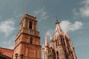 Torre de ladrillo y aguja neogótica de la Parroquia de San Miguel Arcángel, en San Miguel de Allende