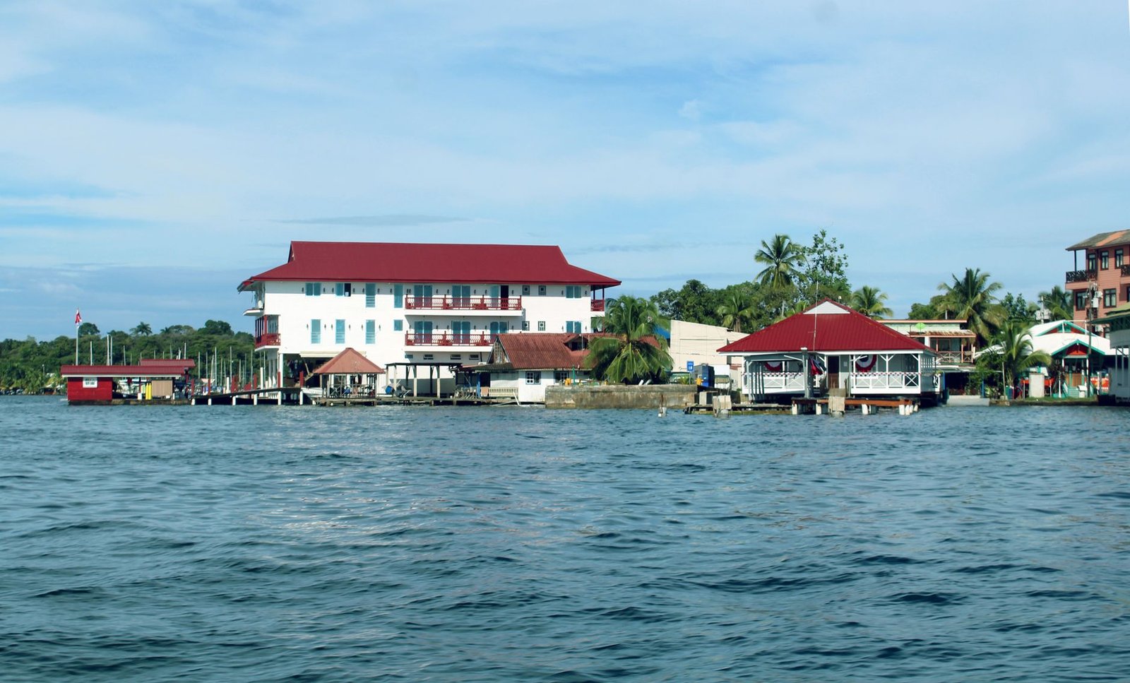 Casas de madera sobre el agua en Bocas del Toro, Panamá