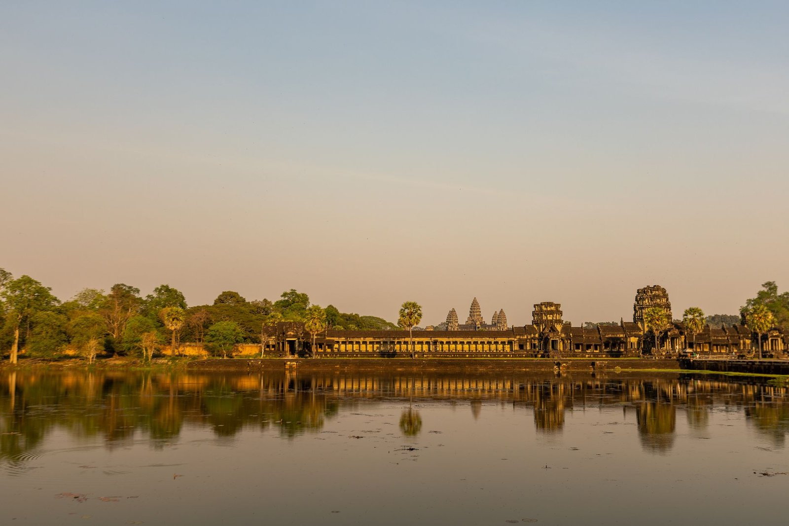 Angkor Wat reflejado en el agua al amanecer