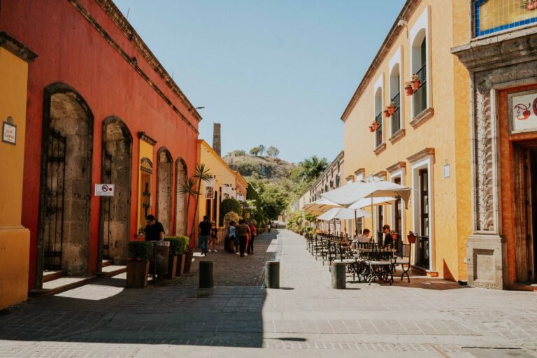 Calle colorida del centro de Tequila, Jalisco, con casas amarillas y rojas y terrazas