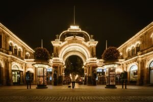 Entrada iluminada de los jardines de Tivoli en Copenhague por la noche