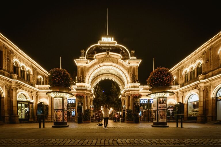 Entrada iluminada de los jardines de Tivoli en Copenhague por la noche