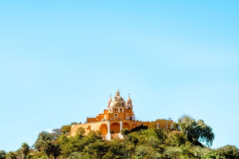 Santuario de la Virgen de los Remedios sobre la colina de Cholula, Puebla, bajo un cielo despejado