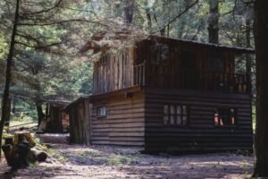 Cabaña de madera de dos plantas entre pinos en un bosque cercano a la Ciudad de México