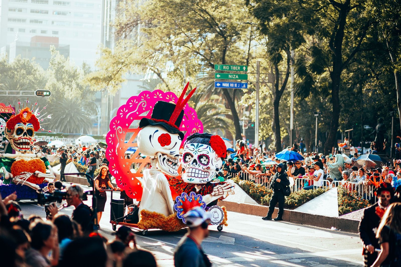 Desfile de Día de Muertos en las calles de la Ciudad de México, con esqueletos gigantes y carros alegóricos