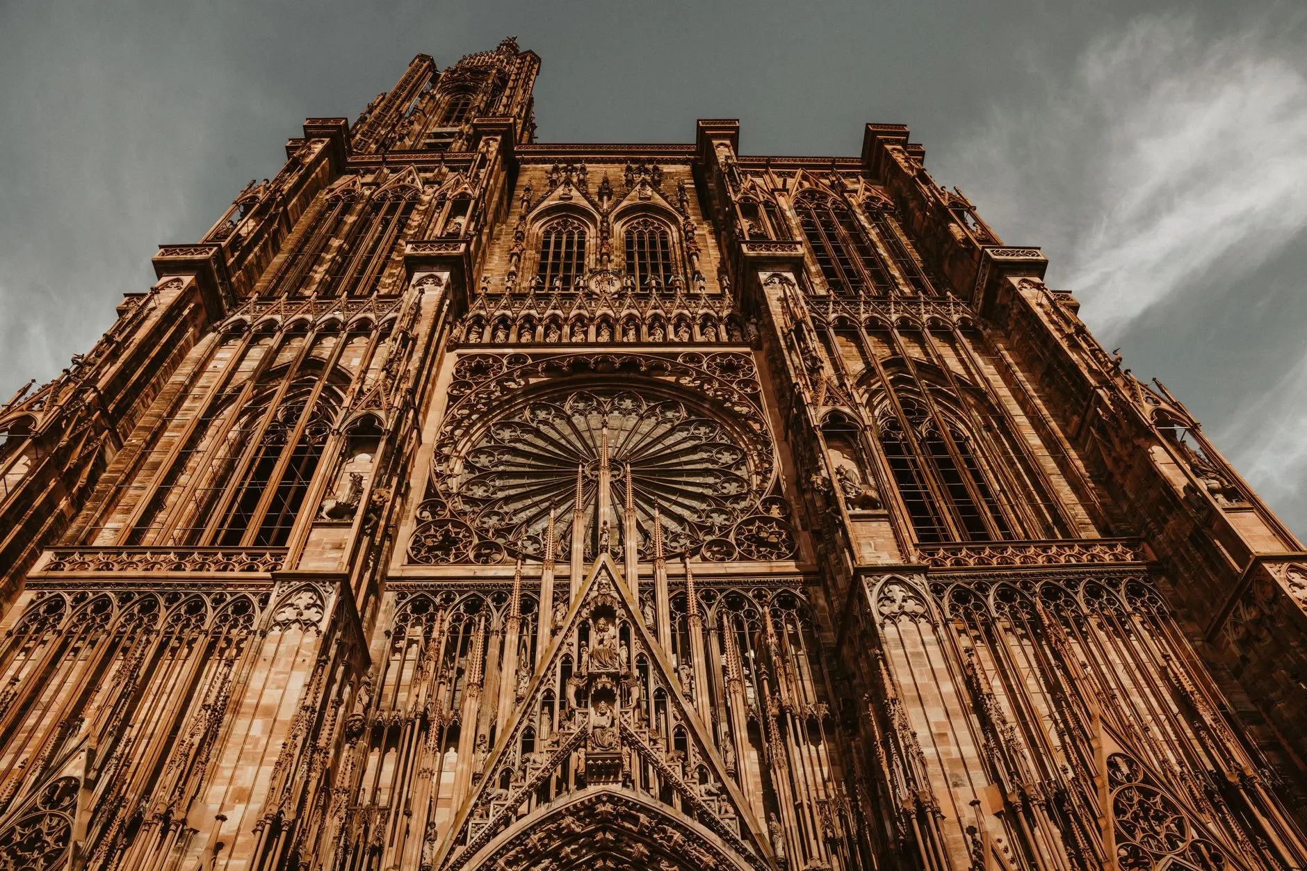Vista en contrapicado de la catedral gótica de Estrasburgo con su rosetón