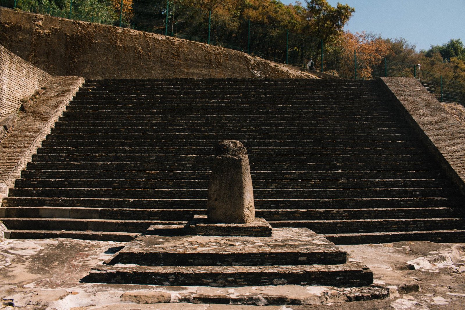 Escalinata de piedra antigua en la zona arqueológica de Cholula, Puebla