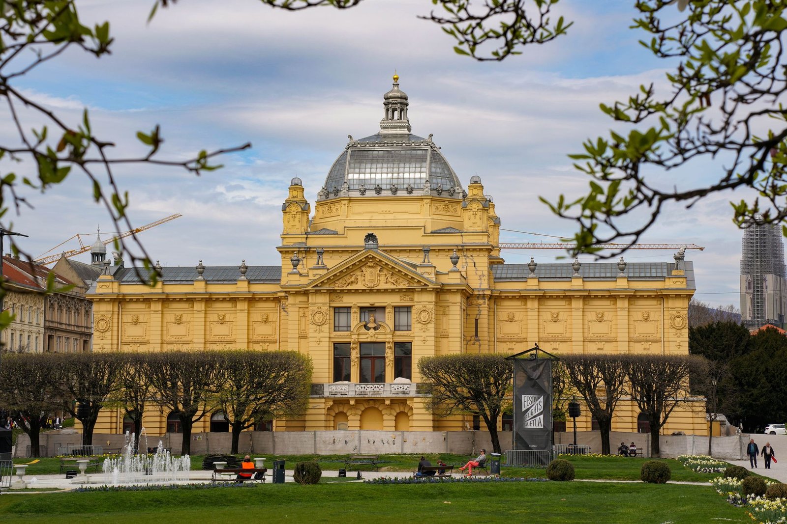 Pabellón de Arte entre jardines en Zagreb, Croacia