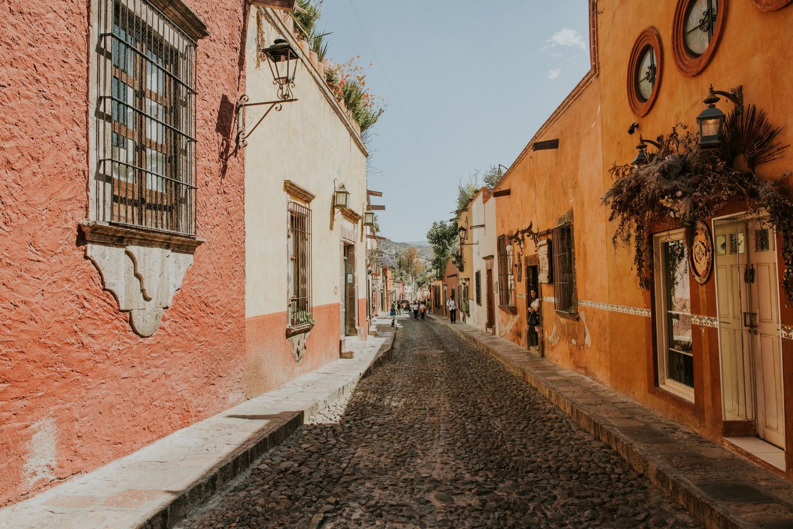 Calle empedrada con casas coloniales de colores en San Miguel de Allende