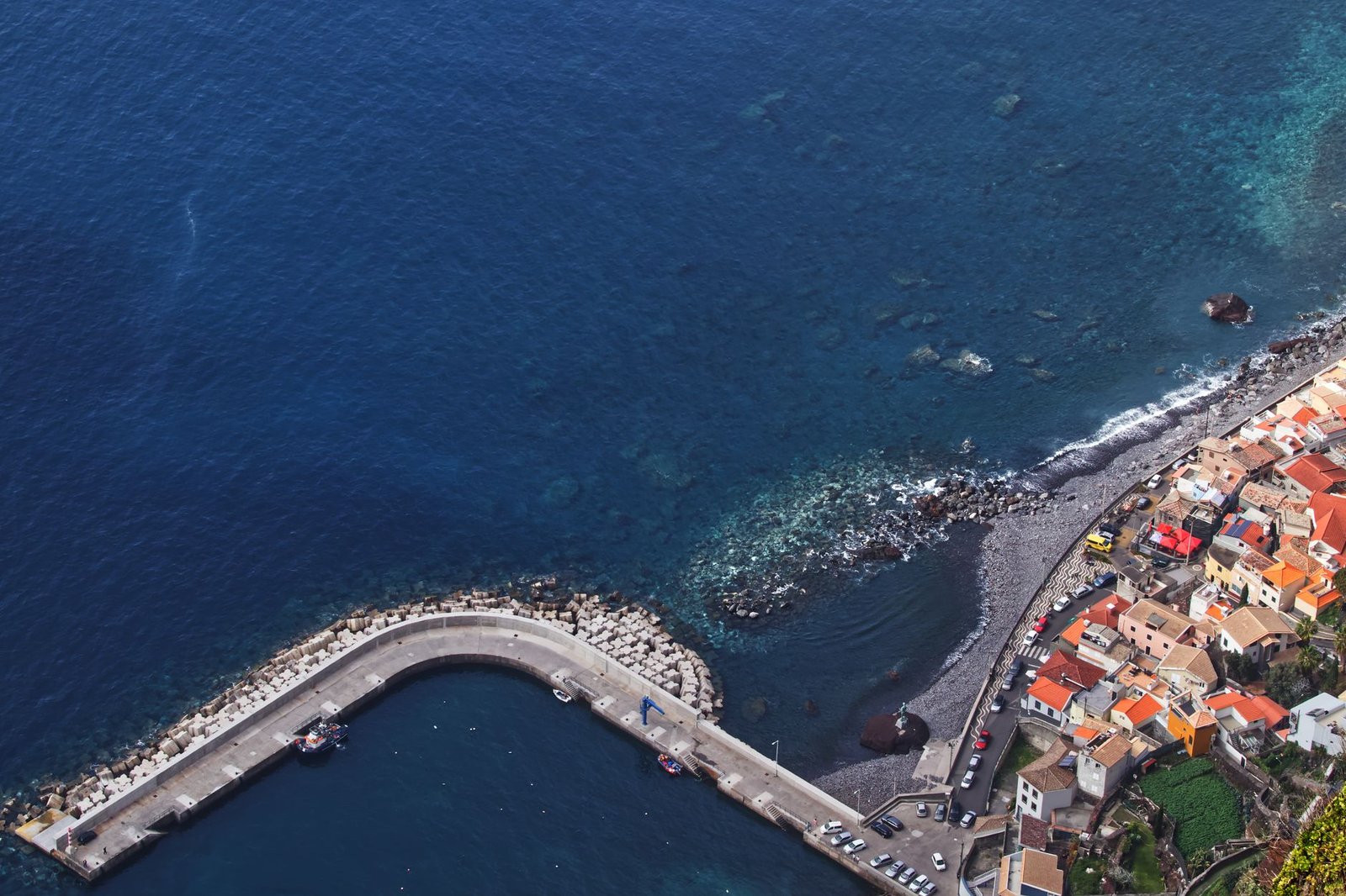 Vista aérea del puerto y la costa de Funchal, en Madeira