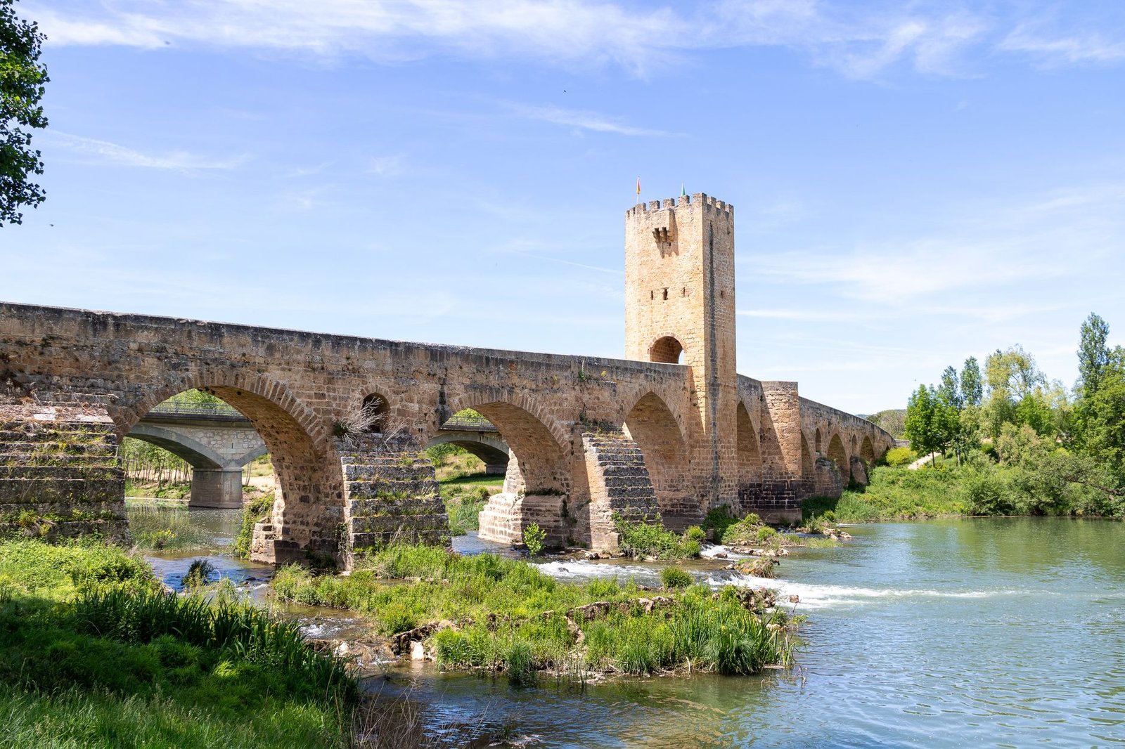 Antiguo puente de piedra sobre el río en Frías, Burgos