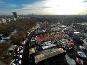 Vista aérea de Winter Wonderland en Hyde Park con el perfil de Londres al fondo