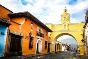 Arco de Santa Catalina y arquitectura colonial en Antigua Guatemala