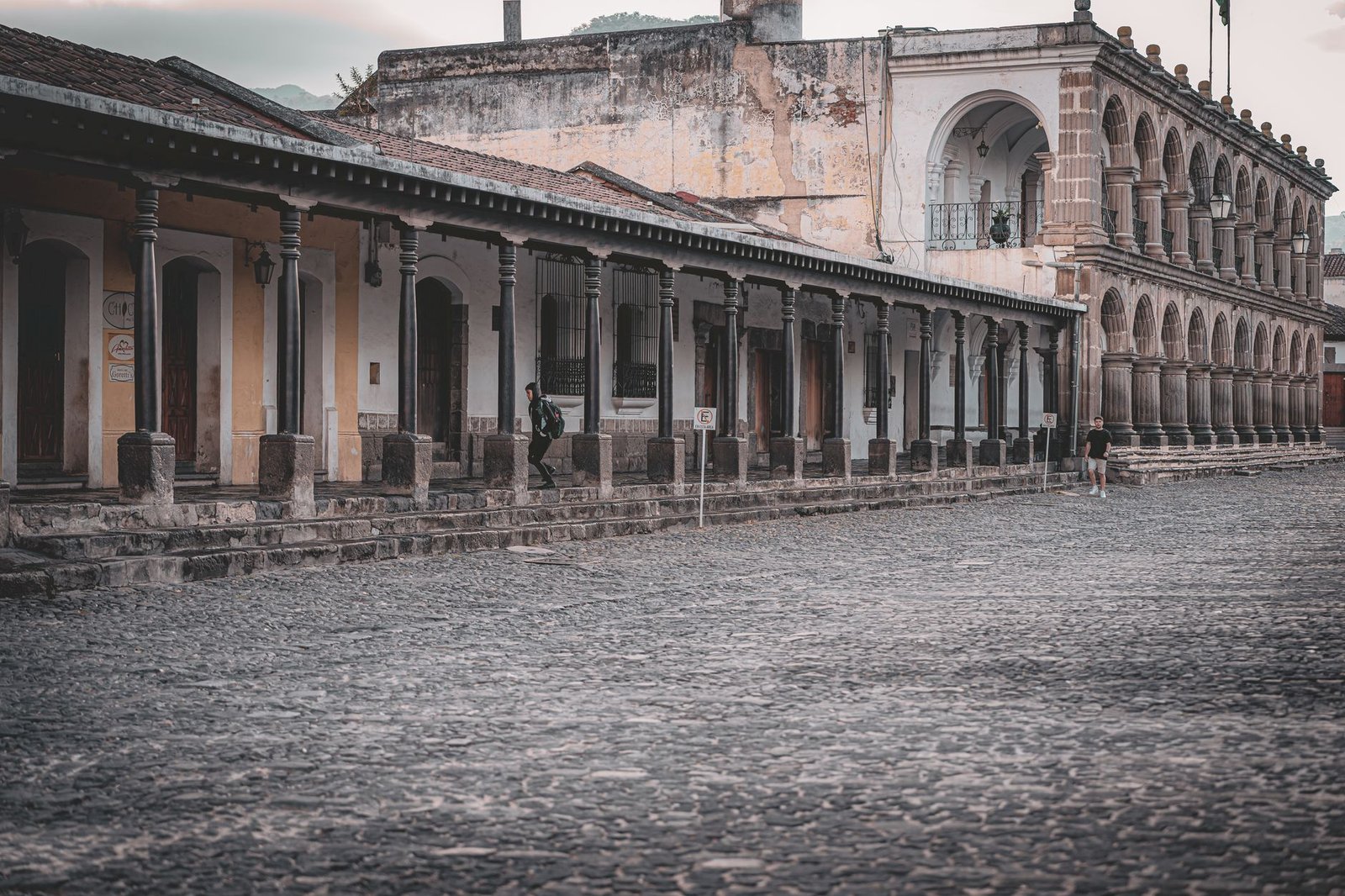 Edificios coloniales con arcos de piedra y calles empedradas en Antigua Guatemala