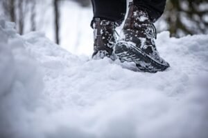 Botas pisando nieve profunda