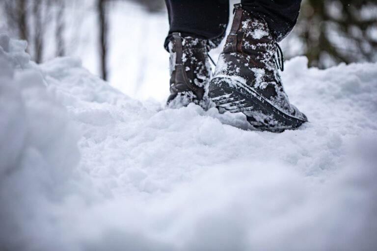 Botas pisando nieve profunda
