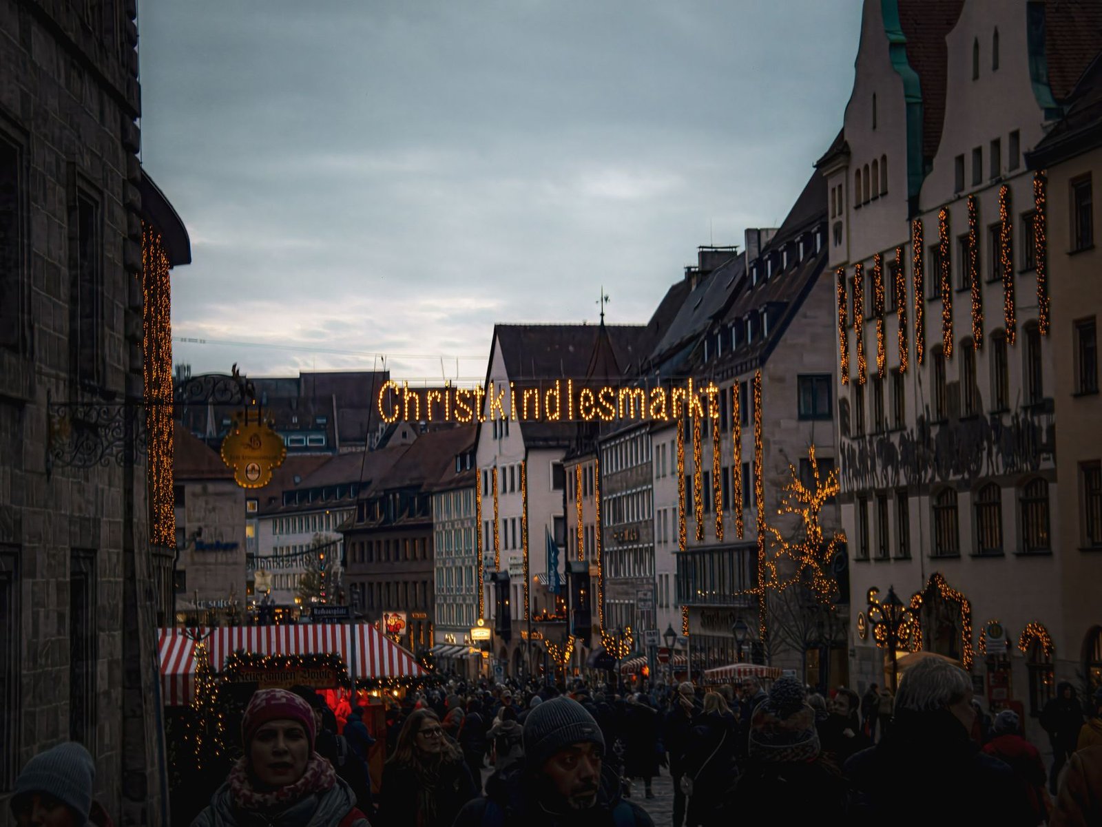 Vista nocturna del Christkindlesmarkt de Núremberg iluminado