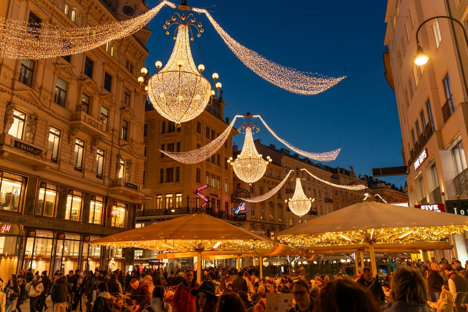 Calle Graben de Viena iluminada con luces de Navidad al anochecer