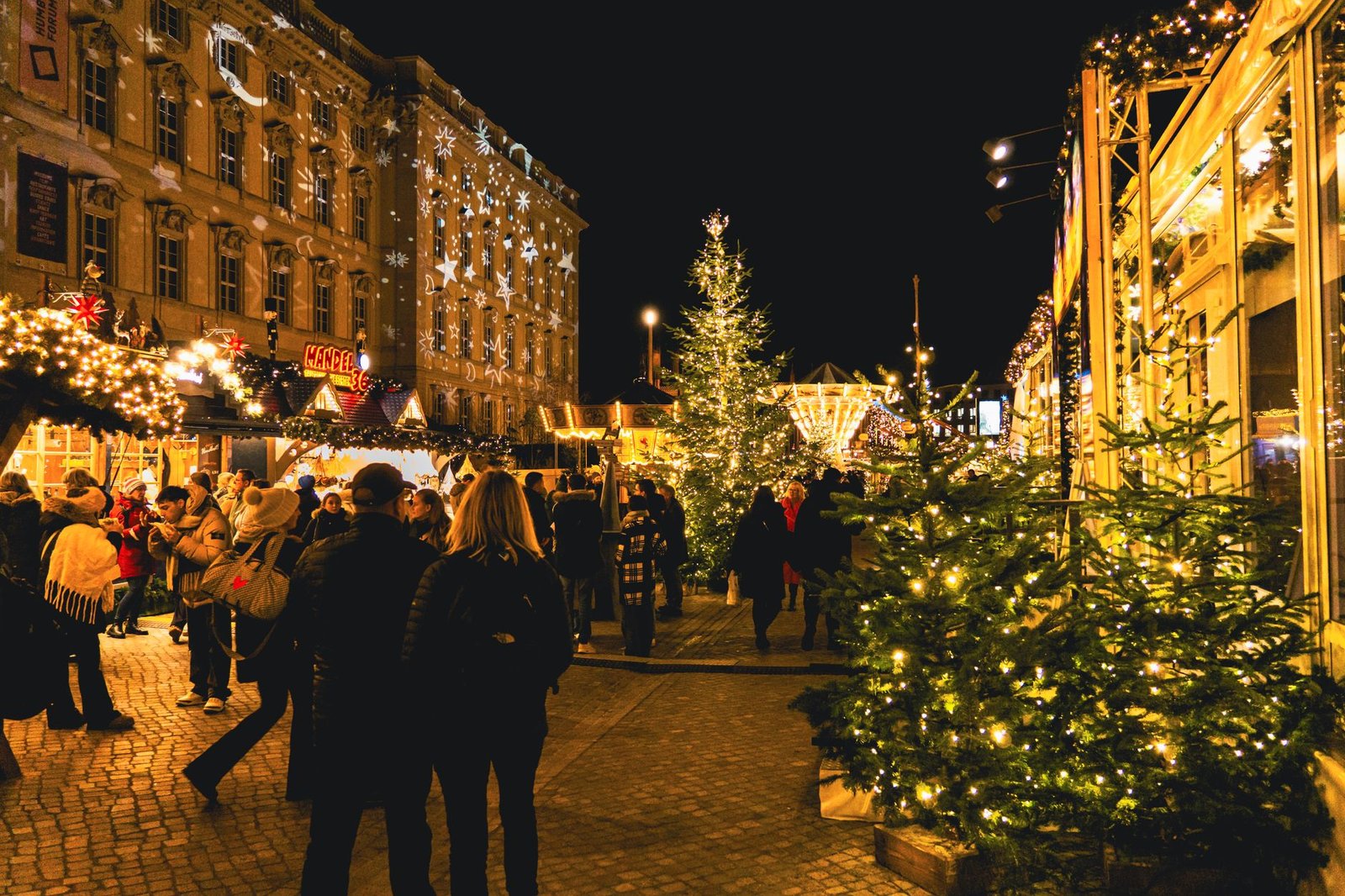 Puestos de madera iluminados en un mercado de Navidad nórdico por la noche