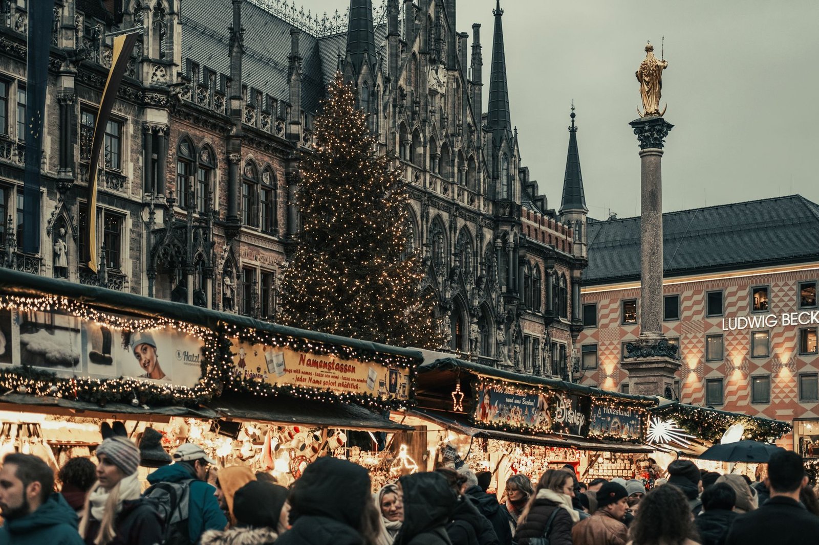 Mercado de Navidad del Marienplatz de Múnich lleno de gente, con luces y puestos