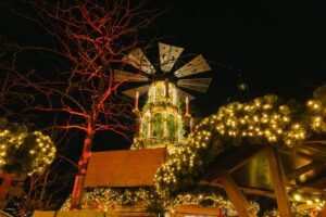 Mercado de Navidad de Berlín iluminado de noche con luces y decoración festiva
