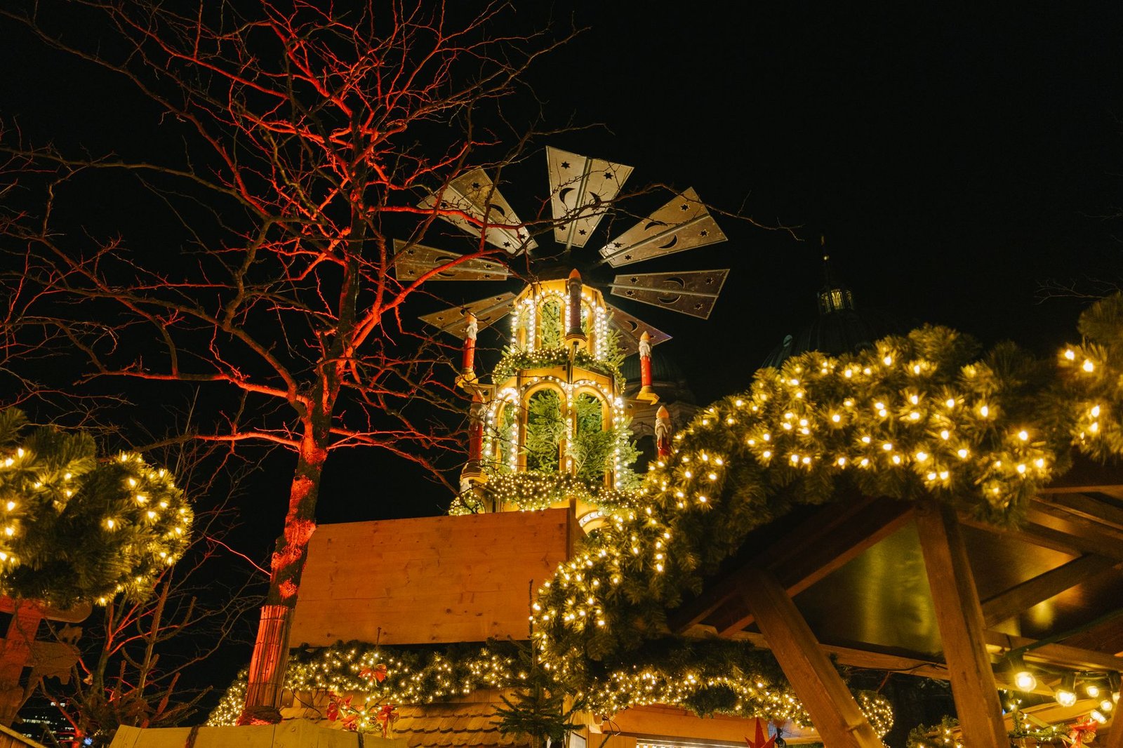 Mercado de Navidad de Berlín iluminado de noche con luces y decoración festiva