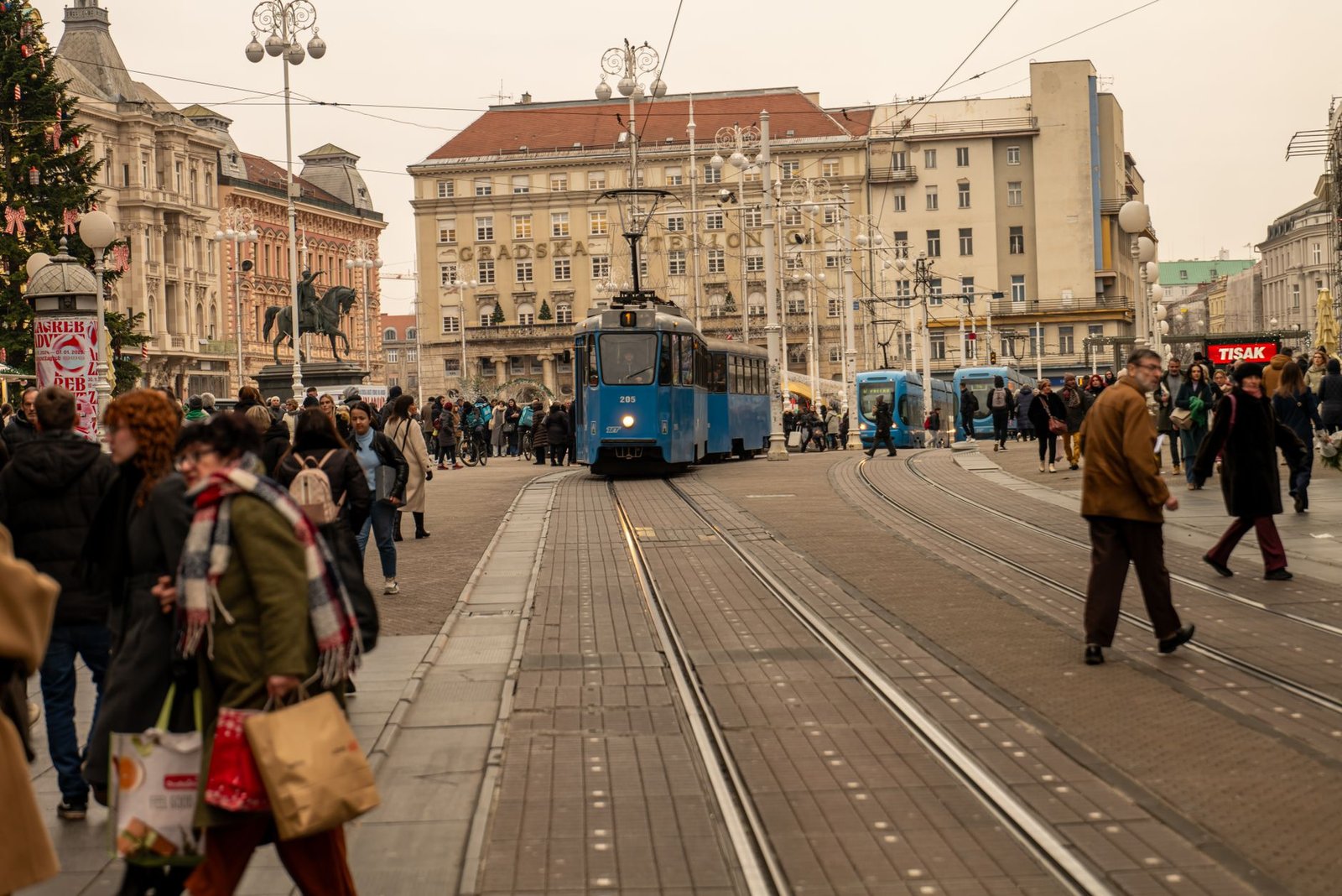 Tranvía azul y peatones en una calle del centro de Zagreb