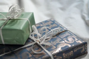 Cajas de regalo envueltas con papel elegante y lazos