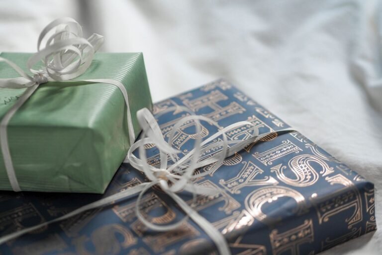 Cajas de regalo envueltas con papel elegante y lazos