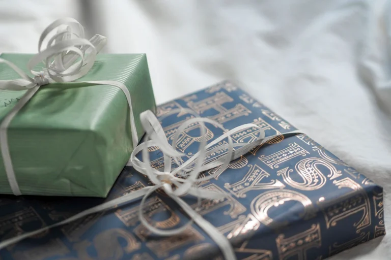 Cajas de regalo envueltas con papel elegante y lazos