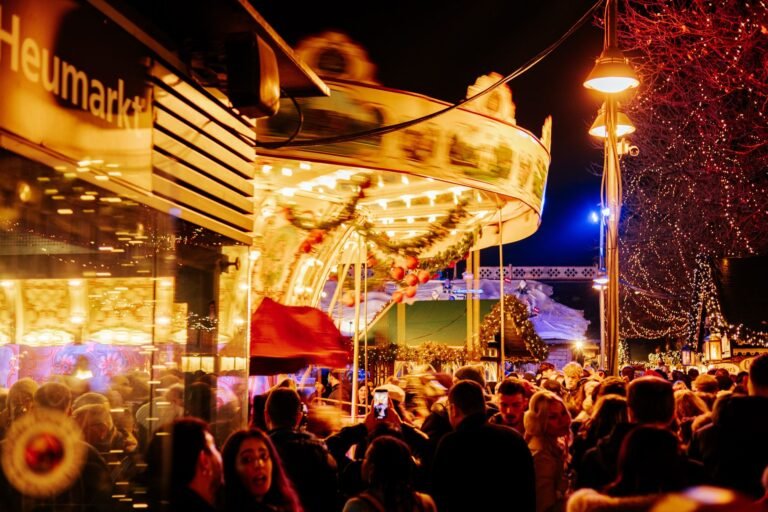 Tiovivo y luces en el mercado de Navidad de Colonia, con mucho público