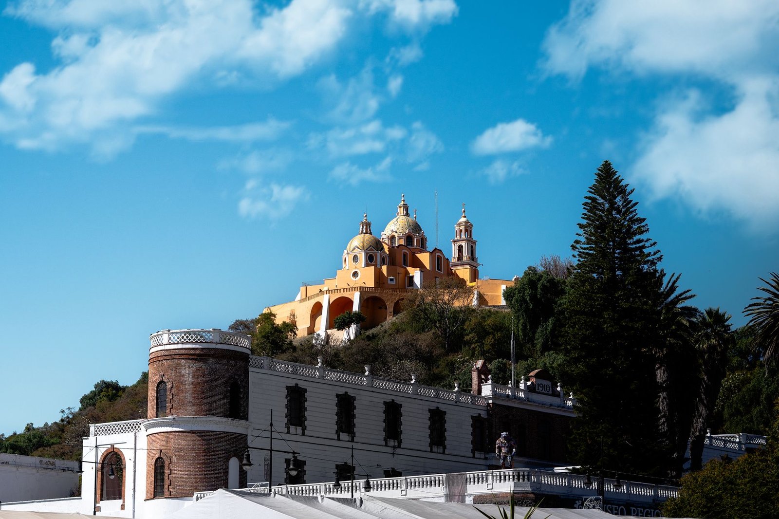 Santuario de la Virgen de los Remedios, con cúpula amarilla, sobre la colina de Cholula