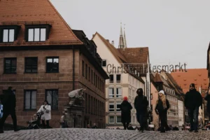 Calle concurrida junto al histórico mercado de Navidad de Núremberg en invierno