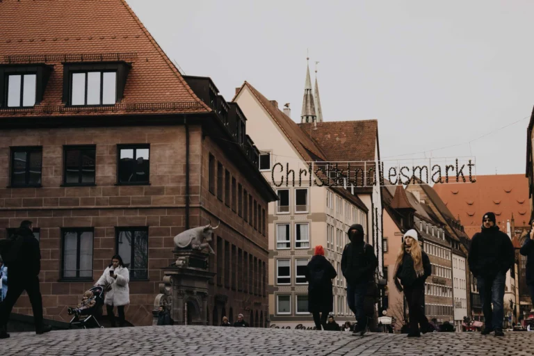 Calle concurrida junto al histórico mercado de Navidad de Núremberg en invierno