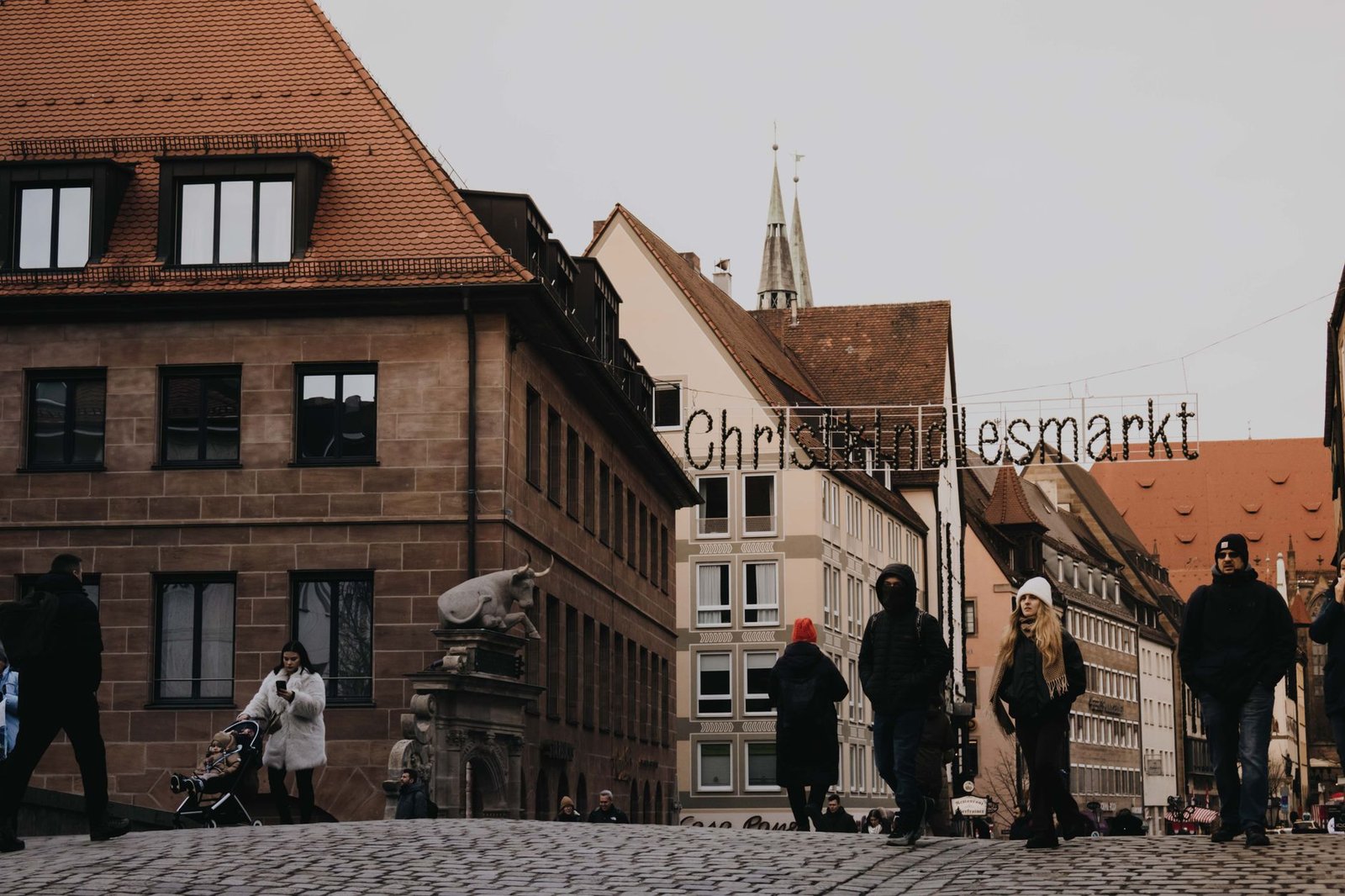 Calle concurrida junto al histórico mercado de Navidad de Núremberg en invierno