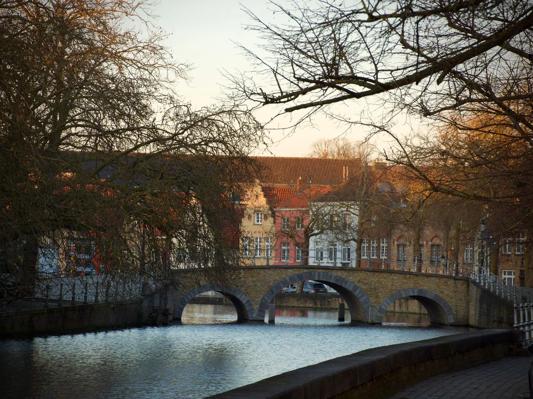 Canal de Brujas con puente histórico y casas de colores