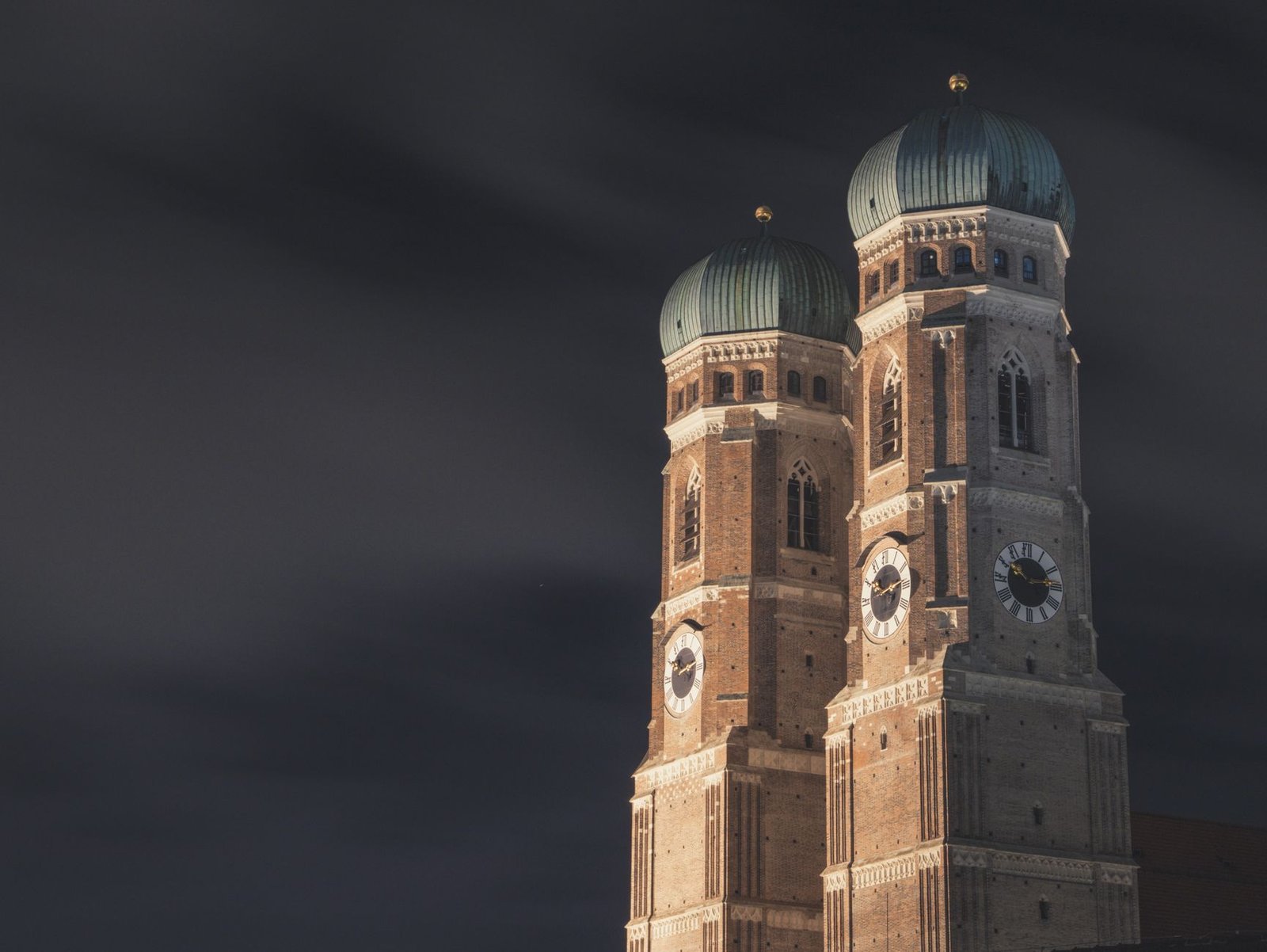 Torres iluminadas de la Frauenkirche de Múnich de noche