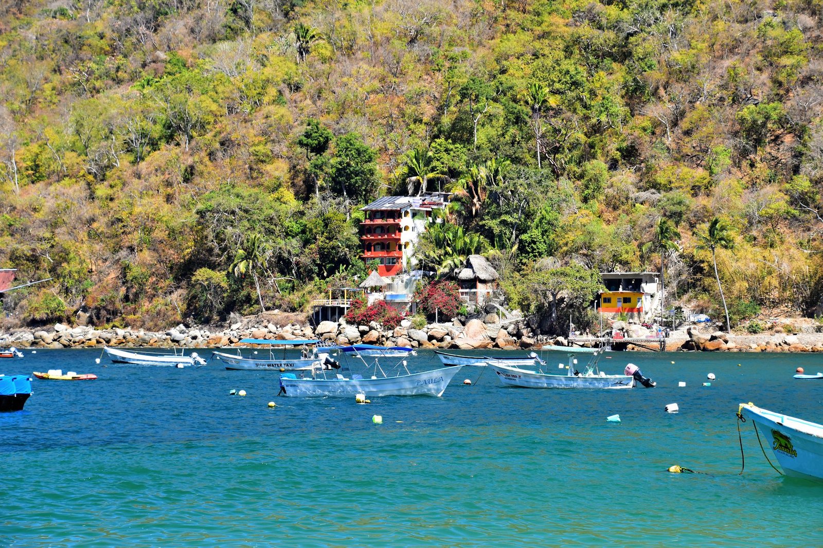 Barcas en la bahía de Yelapa, en la costa de Jalisco, con la ladera verde al fondo